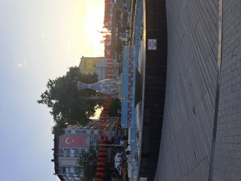 ÇİNİ SANATININ KALBİNDE ANI YAKALAMAK