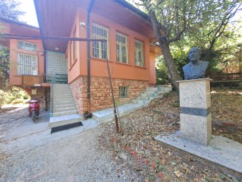 SANATLA YOĞRULMUŞ BİR HAYATIN MEKANI: RESSAM AHMET YAKUOĞLUNUN EVİ