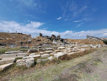 SAHNESİ ESKİMEYEN HİKAYE: AİZANOİ TİYATROSU