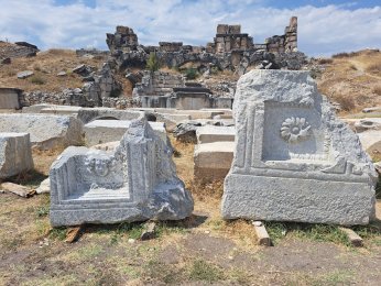 SAHNESİ ESKİMEYEN HİKAYE: AİZANOİ TİYATROSU