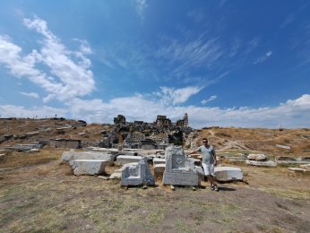 SAHNESİ ESKİMEYEN HİKAYE: AİZANOİ TİYATROSU