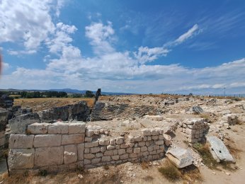SAHNESİ ESKİMEYEN HİKAYE: AİZANOİ TİYATROSU