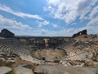 SAHNESİ ESKİMEYEN HİKAYE: AİZANOİ TİYATROSU