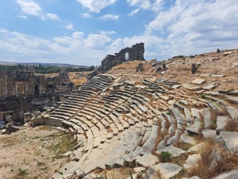 SAHNESİ ESKİMEYEN HİKAYE: AİZANOİ TİYATROSU