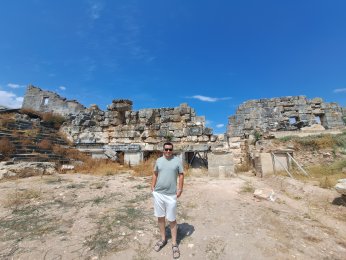 SAHNESİ ESKİMEYEN HİKAYE: AİZANOİ TİYATROSU