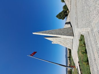 ZAFERİN YÜKSELDİĞİ TEPE : ZAFERTEPE ANITI