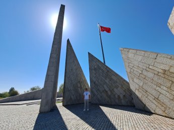 ZAFERİN YÜKSELDİĞİ TEPE : ZAFERTEPE ANITI