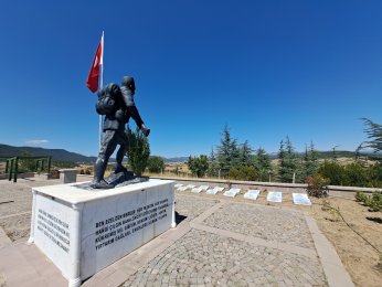 AZİZ RUHLARIYLA VATANI KUCAKLAYAN ŞEHİTLERİMİZ: ASLIHANLAR ŞEHİTLİĞİ