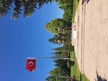 HER TAŞIYLA VATAN KOLAY KAZANILMADI DİYEN ŞEHİTLİK: DUMLUPINAR