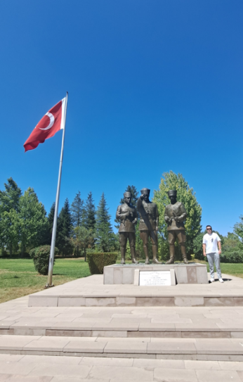 HER TAŞIYLA VATAN KOLAY KAZANILMADI DİYEN ŞEHİTLİK: DUMLUPINAR