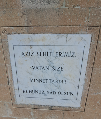 HER TAŞIYLA VATAN KOLAY KAZANILMADI DİYEN ŞEHİTLİK: DUMLUPINAR