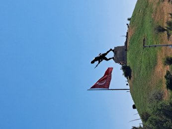 HER TAŞIYLA VATAN KOLAY KAZANILMADI DİYEN ŞEHİTLİK: DUMLUPINAR