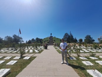 HER TAŞIYLA VATAN KOLAY KAZANILMADI DİYEN ŞEHİTLİK: DUMLUPINAR