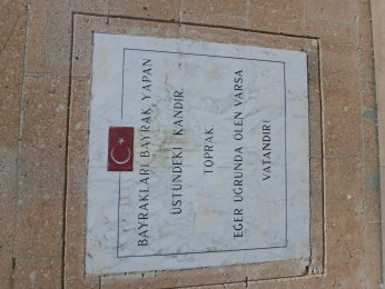HER TAŞIYLA VATAN KOLAY KAZANILMADI DİYEN ŞEHİTLİK: DUMLUPINAR