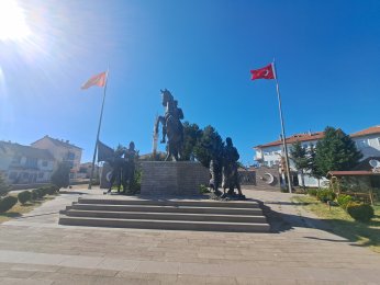 SADE BİR İLÇE ŞANLI BİR TARİH: DUMLUPINAR