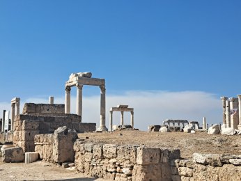 KENDİ BAŞINA BİR DÜNYA: LAODİKYA ANTİK KENTİ