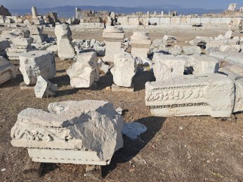 KENDİ BAŞINA BİR DÜNYA: LAODİKYA ANTİK KENTİ