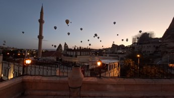 GÜNE BALONLARIN DANSIYLA MERHABA