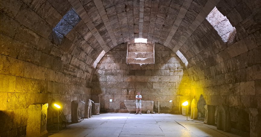 TONOZLARIN ALTINDA SAKLI ZAMAN: ZEUSUN SESSİZ TAPINAĞI