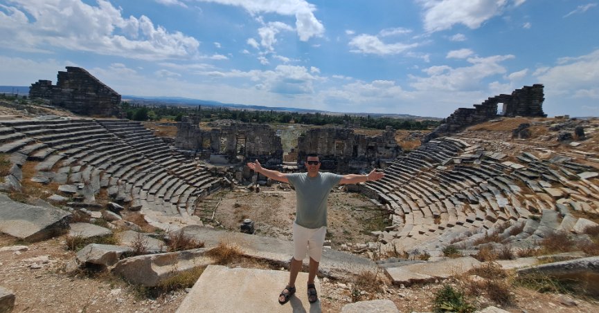 SAHNESİ ESKİMEYEN HİKAYE: AİZANOİ TİYATROSU