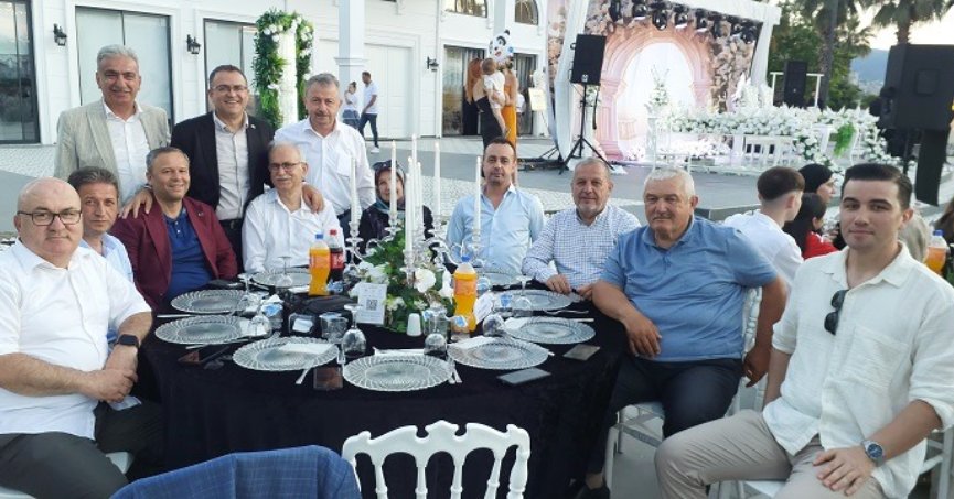CEMİYETTE DERİNCE BLD BAŞKANI SERTİF GÖKÇE İLE HATIRA FOTOĞRAFI