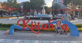 ÇİNİ SANATININ KALBİNDE ANI YAKALAMAK