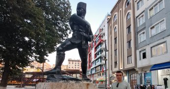 KÜTAHYANIN KALBİNDE EBEDİ KAHRAMAN ORGENERAL ASIM GÜNDÜZ